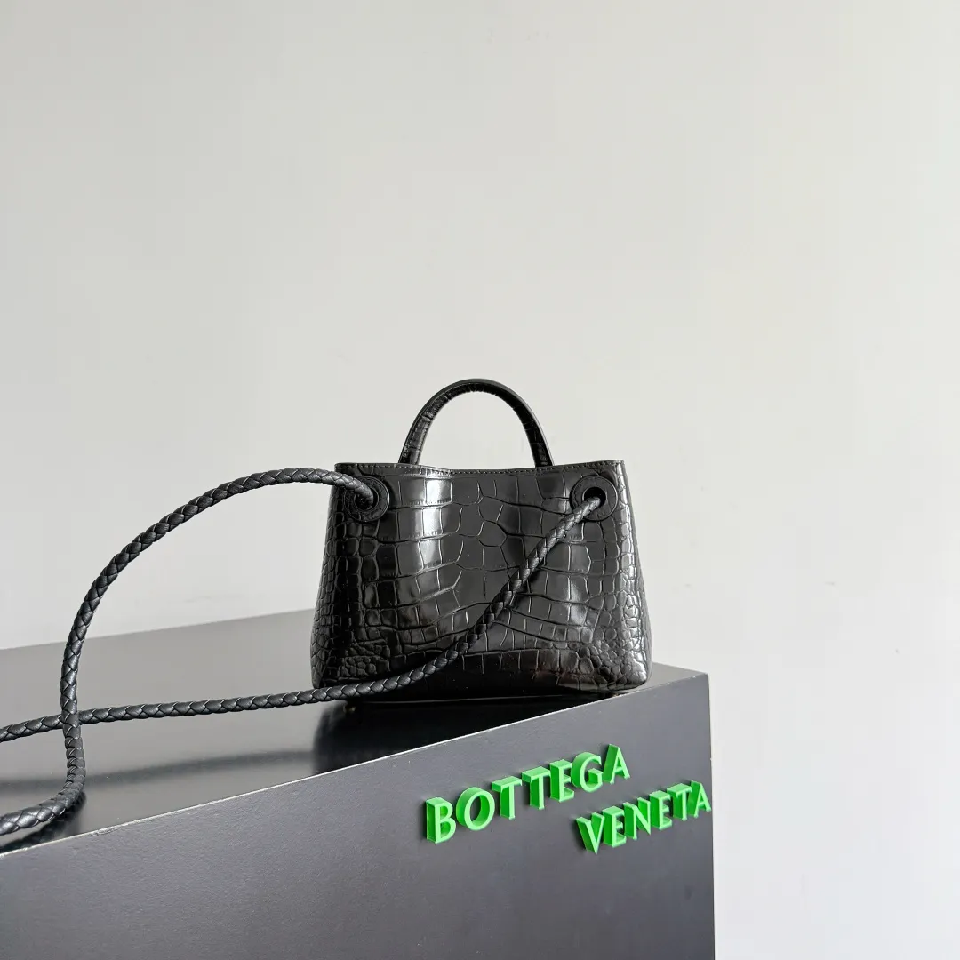 Batch 2880 BOTTEGA VENETA crocodile leather mini andiamo is paired with a four-piece oak hardware set, making the entire bag more layered. As a classic model of the BV family, each innovation brings different surprises to fans. There are three ways to carry it with different makeup. Crocodile skin is called the gold in leather and is famous for its top luxury and rarity. During use, the luster of the crocodile skin will not fade or fade with time. No matter how long it is used, it will still remain new. And because each crocodile skin is different, the effect of each crocodile leather bag is different. Style number: 777614+wood hardware Size: 22*15.5*9cm